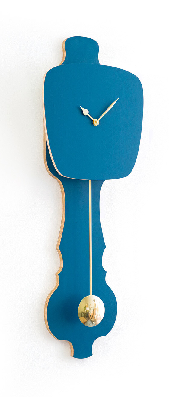 KLOQ Kleine design wandklok met slinger in petrol blauw & glimmend goud online kopen
